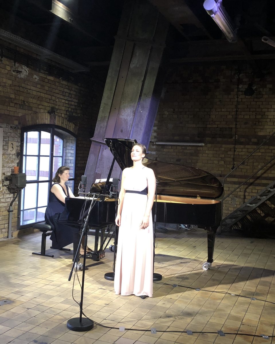 Liana Vlad am Flügel mit der Mezzosopranistin Franziska Markowitsch im Museum Kesselhaus Herzberge