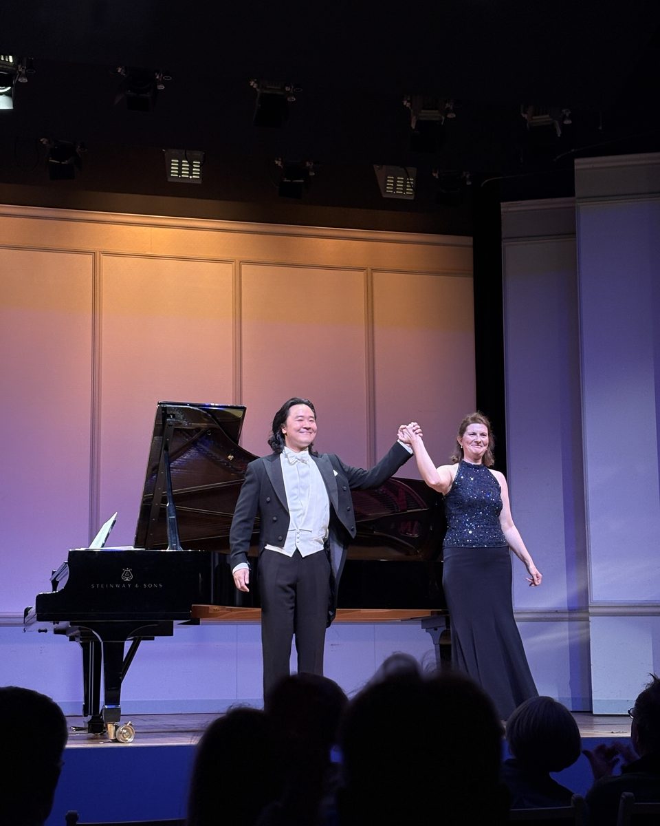 Liana Vlad und der Bassbariton Hanseong Yun beim Applaus im Konzerthaus Berlin